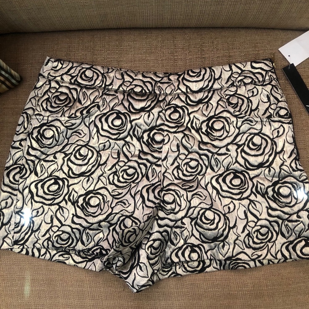 Women short XOXO gold and black NWT size 7/8